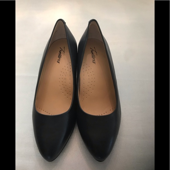 New in Box Trotters Kari Navy Blue Leather 2" Block Heel Pumps 7 Wide - Picture 2 of 10